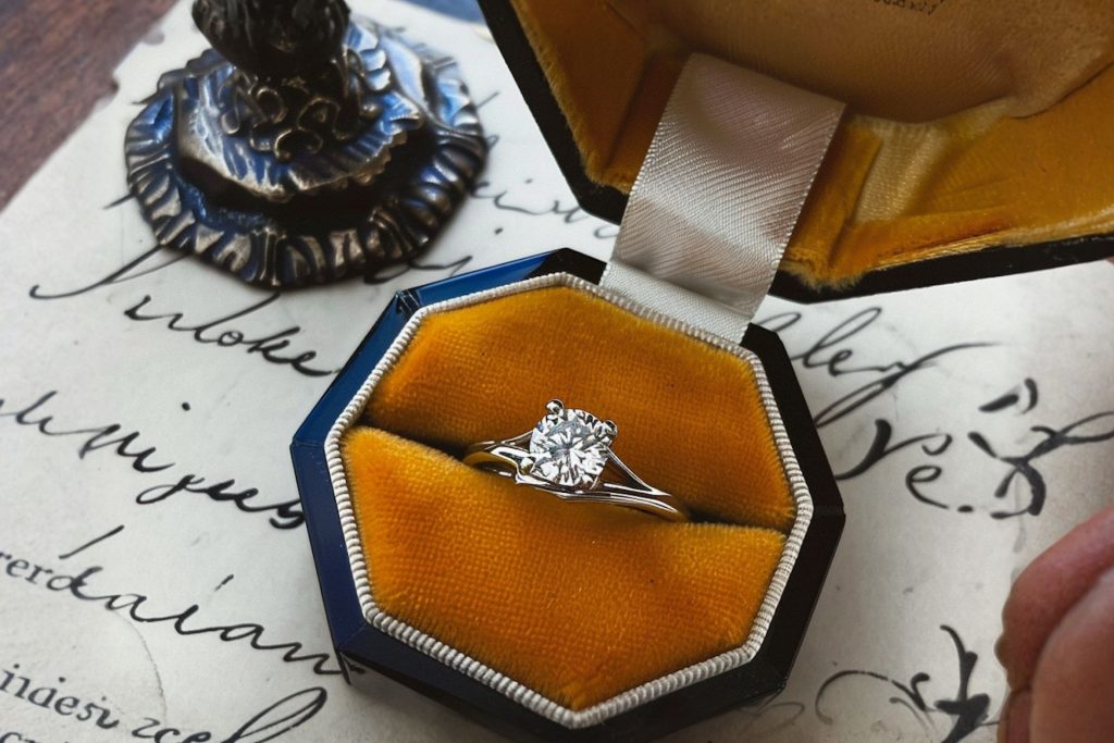 Elegant Diamond Engagement Ring with Antique Charm